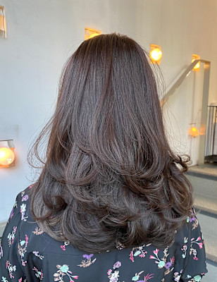 レイヤーカット・ワンカール巻き・艶グレージュ