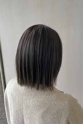 「透明感カラー×艶切りっぱなしボブ」