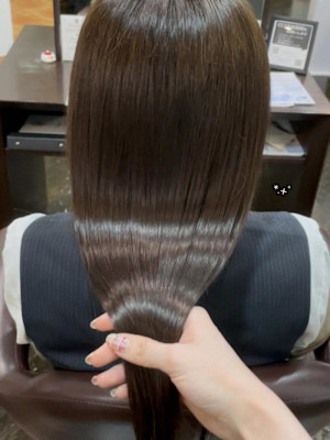 赤みを抑えたグレージュ