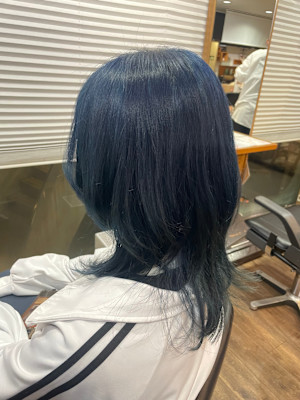 〈木賀　絵莉子〉ウルフ×ブリーチオンカラーネイビーブルー