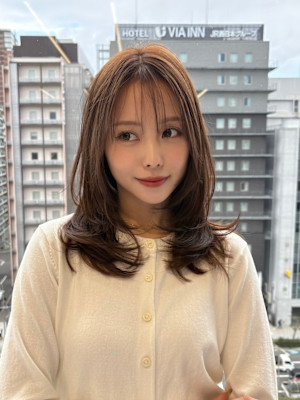 ミディアムレイヤーカット/インナーカラー/イヤリングカラー