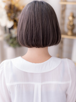 ぱっつん前髪グレーアッシュワンカールボブ　スモーキーカラー