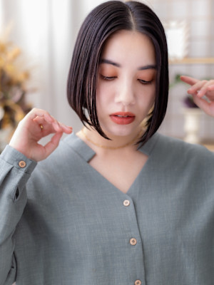 黒髪艶カラーシンメトリー切りっぱなしボブ　ダークブラウン