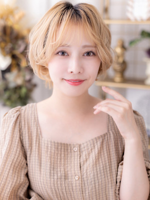 韓国風ハイトーンカラー小顔プードルパーマ　顔周りカット