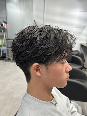 フェザーパーマニュアンスパーマセンターパート毛流れ刈り上げ