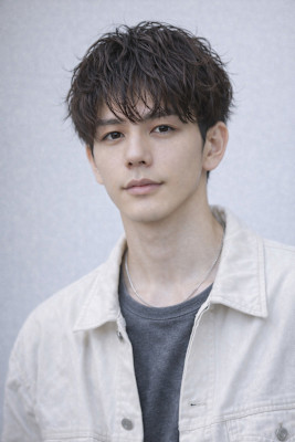 毛流れハンサムショートセンターパートメンズ黒髪爽やか