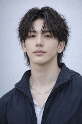 毛流れハンサムショートセンターパートメンズ黒髪爽やか