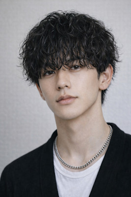 毛流れハンサムショートセンターパートメンズ黒髪爽やか