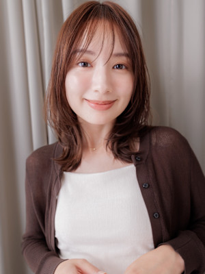 スモーキーブラウンくびれヘアミディアムレイヤー30代40代