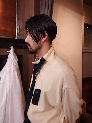 前下がりのソリッドなショートスタイル