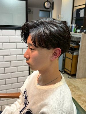 センターパート 毛流れ テーパーフェード 黒髪 メンズ 清潔