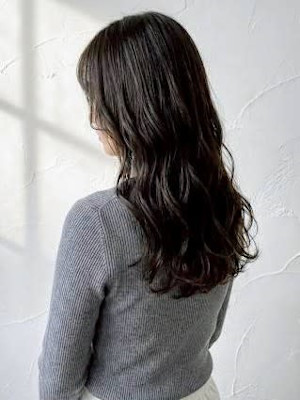 暗髪 顔周りカット レイヤー 韓国ヘア 髪質改善 20代