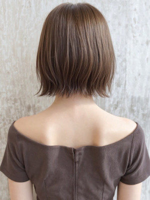 パールベージュ切りっぱなしぱっつんボブp1　スモーキーカラー