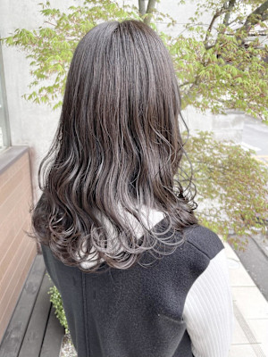 赤みを打ち消すグレージュカラー