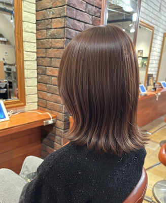 潤い艶ベージュ×大人可愛い外ハネミディアム【045スタイル】