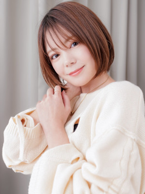 ミルクティーブロンド艶感ストレート小顔丸みボブ20代30代