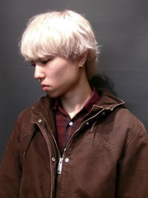 ホワイトブロンド マッシュショート