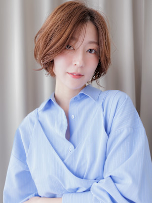 ミルクティーブロンド大人美人かきあげショートボブ30代40代