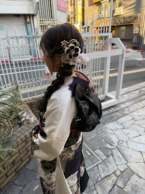 豪華な帯結びと白黒モノトーンで魅せる大人振袖スタイル