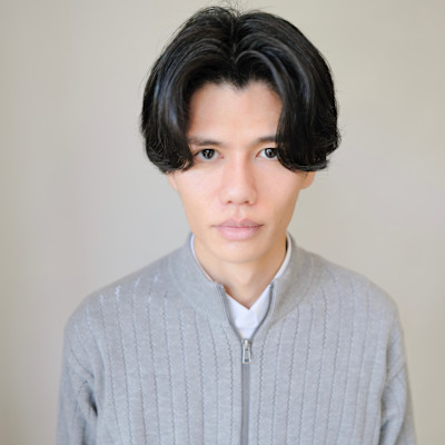 センターパート リバース 黒髪 毛流れ