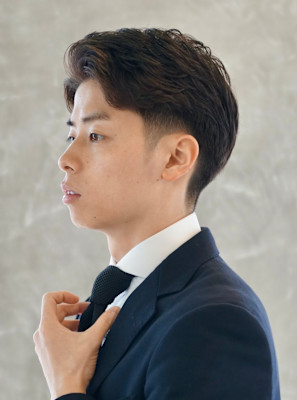 スーツに合う色気センターパート