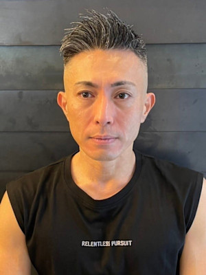 アップバング スキンフェード グレイヘア