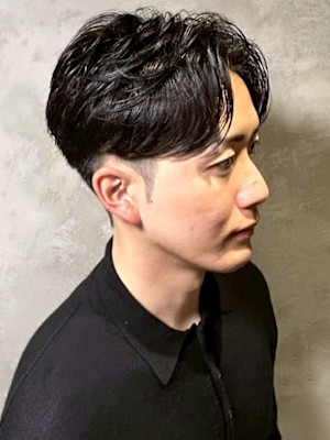 ツーブロック センターパート アップバング 黒髪 刈り上げ