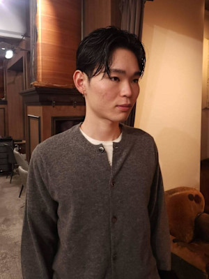 センターパート前下がりのショートスタイル　メンズショート