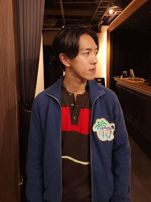 センターパート前下がりのメンズショートスタイル