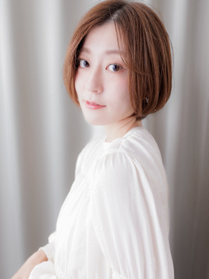 ミルクティーブロンド大人美人かきあげショートボブ30代40代