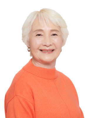 エレガントに白髪を楽しむ！大人世代のグレイシャスショート