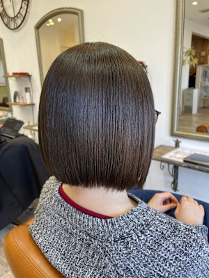 前下がりボブ/オリーブカラー/軽めスタイル