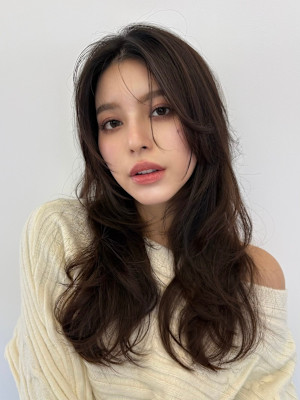 ミディアムレイヤーカット/インナーカラー/イヤリングカラー