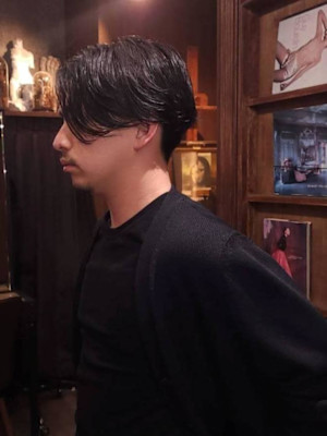 センターパート毛流れパーマミディアム　メンズショート