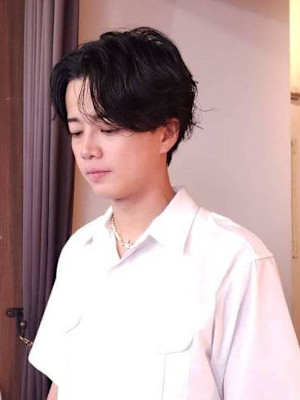 センターパート前下がりのパーマショート　ニュアンスパーマ