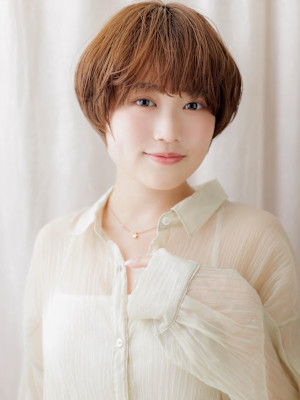 ウォームベージュ丸みショートマッシュルームヘア20代30代