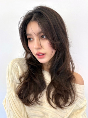 ミディアムレイヤーカット/インナーカラー/イヤリングカラー