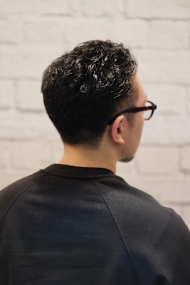 くせ毛を活かした大人ツーブロショート