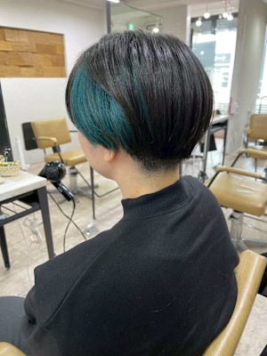 刈り上げショートスタイルインナーカラー高発色カラー