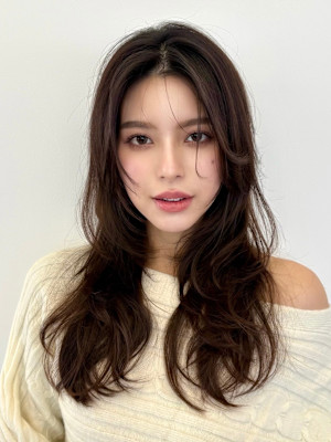 ミディアムレイヤーカット/インナーカラー/イヤリングカラー