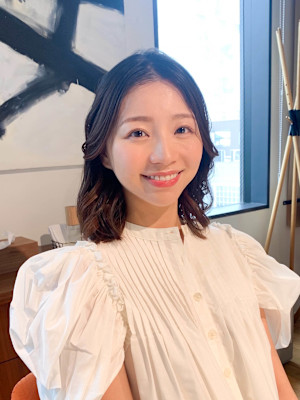 ゆるっと巻き髪、好印象メイク