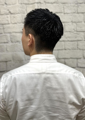 ナチュラルアップバング×刈り上げスタイル