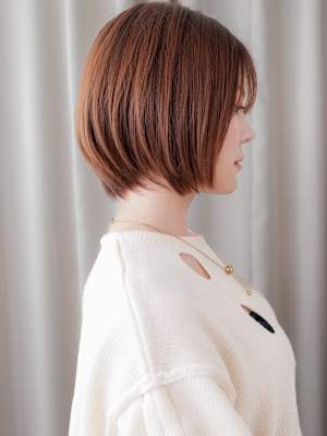 ミルクティーブロンド艶感ストレート小顔丸みボブ20代30代