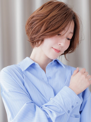 ミルクティーブロンド大人美人かきあげショートボブ30代40代