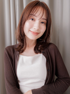 スモーキーブラウンくびれヘアミディアムレイヤー30代40代