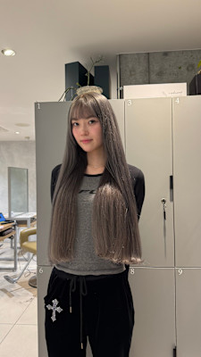 透けるグレージュの艶ロング