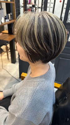 クールベージュアンブレラカラーショートボブ