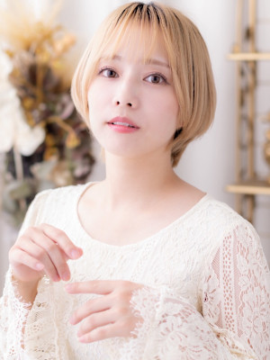 カーテンバング金髪ひし形レイヤーショート　顔周りカット