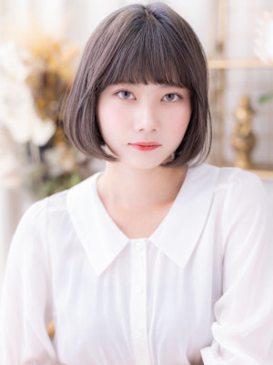 ぱっつん前髪グレーアッシュワンカールボブ　スモーキーカラー