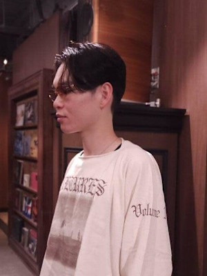 前下がりのショートヘア